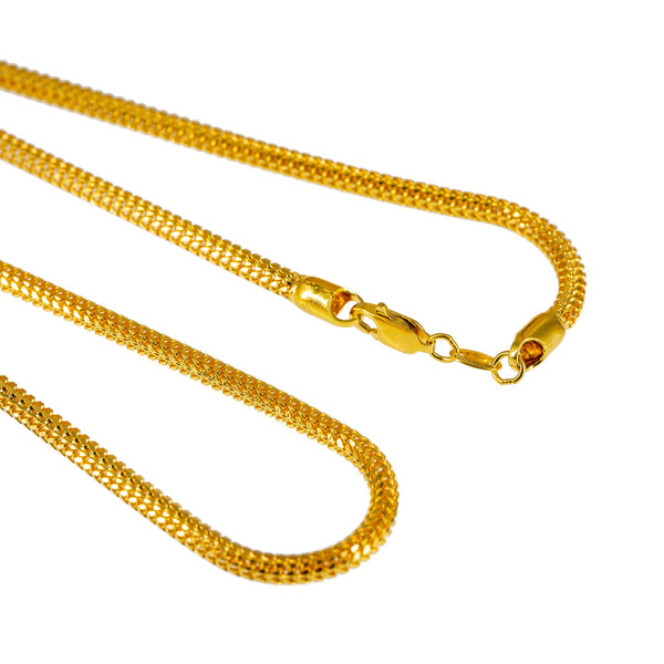 A closeup image of of the thick gold chain for men and women from Virani. | Enhance your wardrobe and give yourself the boost of confidence that you need with this gorgeous ...