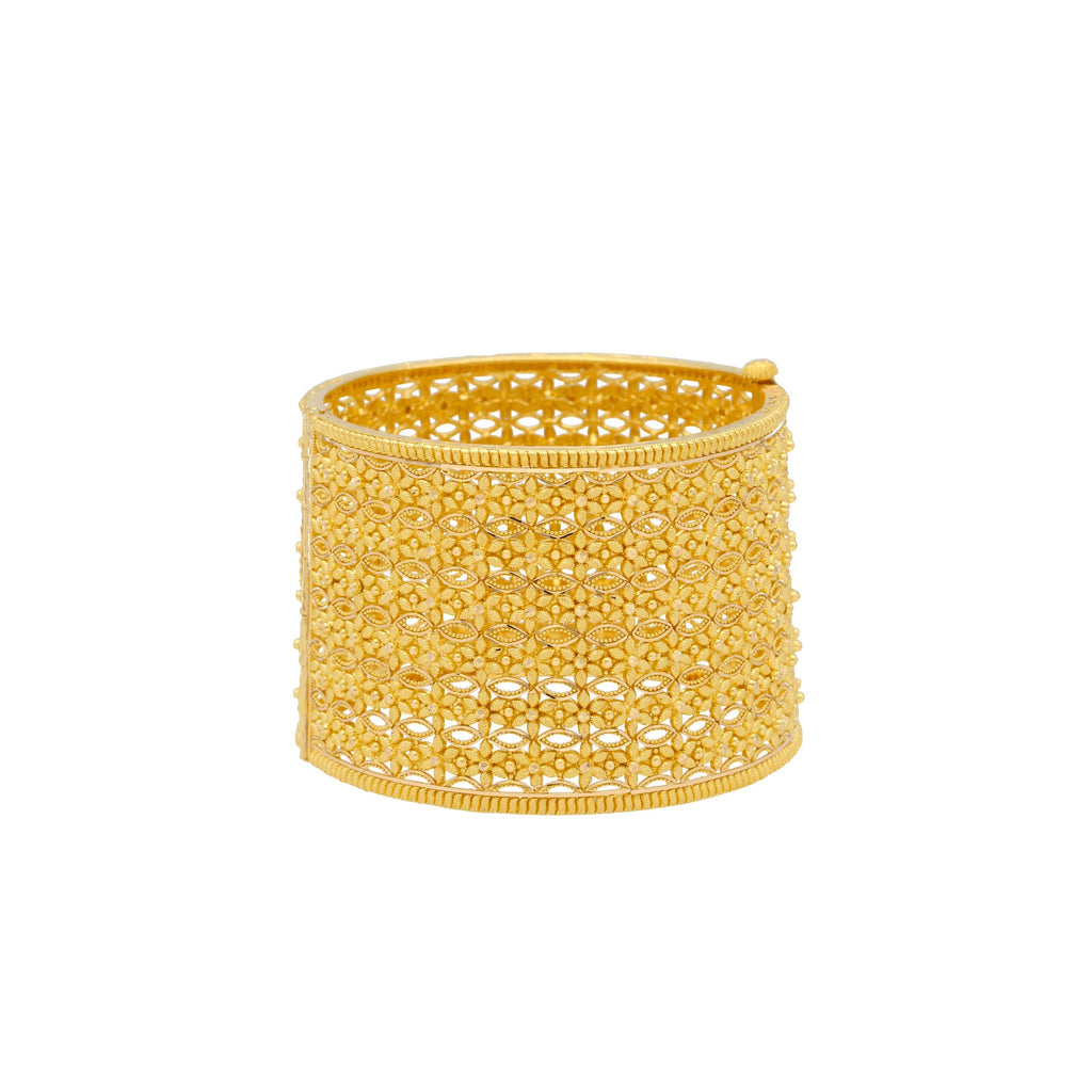 22K Gold Cuff Bangle W/ Open up Screw, 94.9gm | 


This aesthetically styled 22k gold cuff bangle is perfect to complement all traditional outfit...