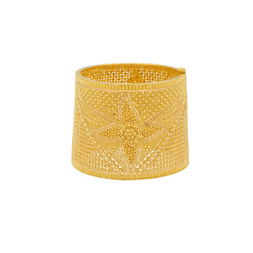 22K Gold Cuff Bangle W/ Open up Screw, 105.7gm | 


Blend art and luxury with this confection of designs and radiant gold with this 22K yellow gol...