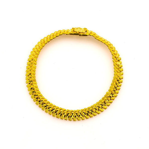22K Yellow Gold Men's Bracelet W/ Artisanal Fishtail Link | Add a classic touch to your chosen look with this handsome 22K yellow gold men’s bracelet from Vi...